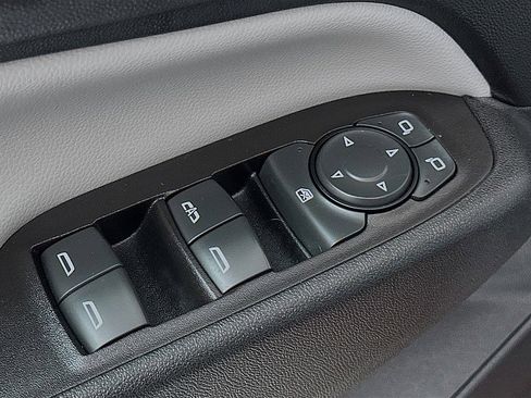 Used 2020 Chevrolet Equinox LS w/ LS Convenience Package image 18