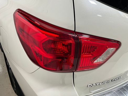 Used 2018 Nissan Pathfinder Platinum image 29