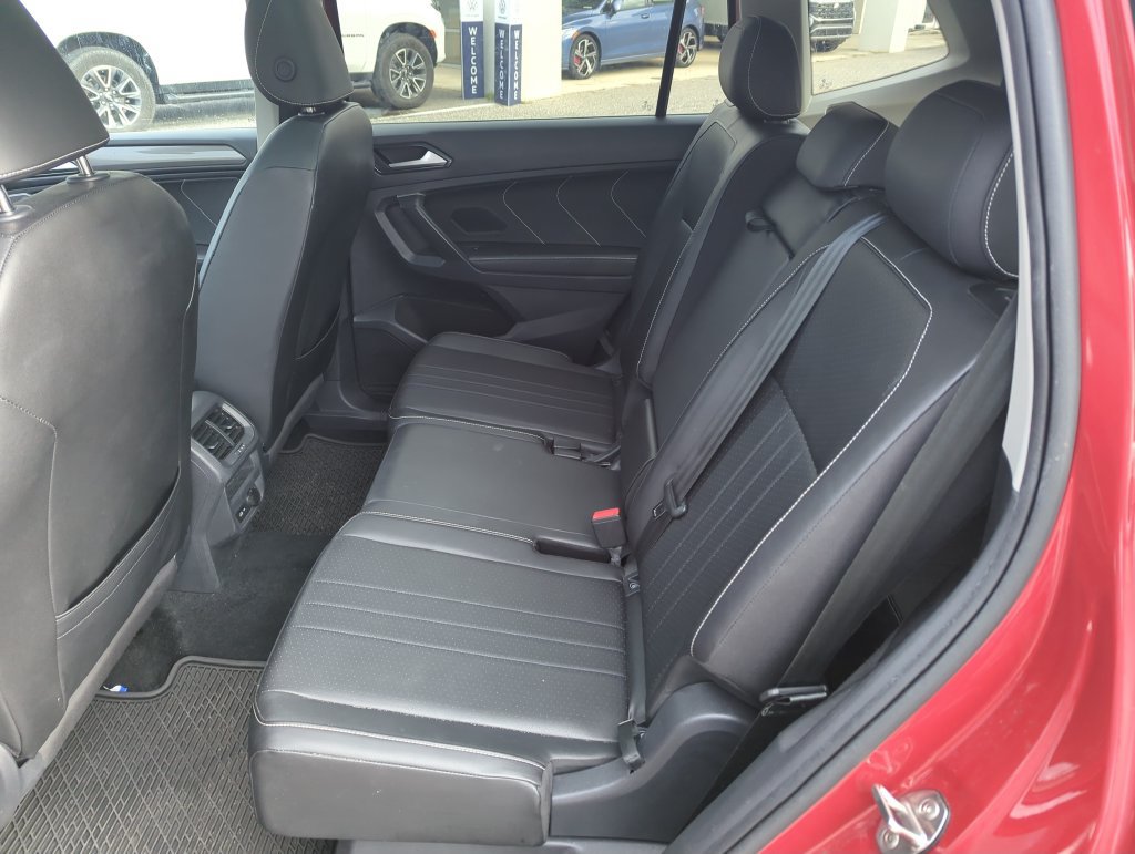 Used 2023 Volkswagen Tiguan SE w/ Panoramic Sunroof Package FWD image 29
