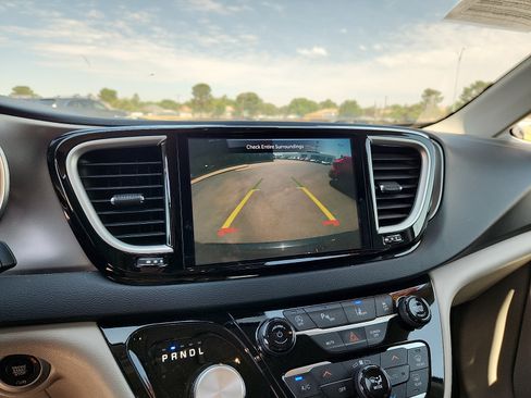 Used 2023 Chrysler Pacifica Touring-L FWD image 18
