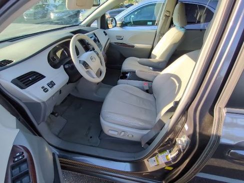 Used 2012 Toyota Sienna XLE image 9