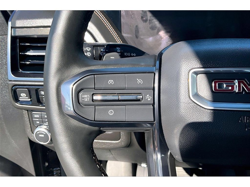 Used 2025 GMC Yukon XL AT4 w/ AT4 Premium Package AWD/4WD image 11