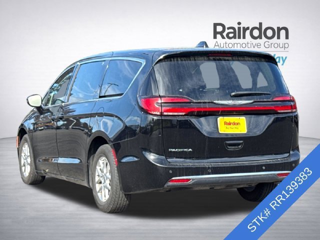 Used 2024 Chrysler Pacifica Touring-L FWD image 4