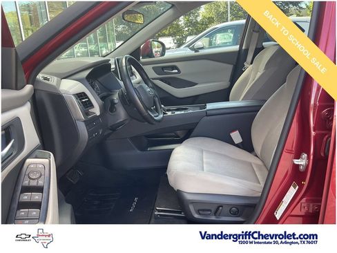 Used 2025 Nissan Rogue SV FWD image 4