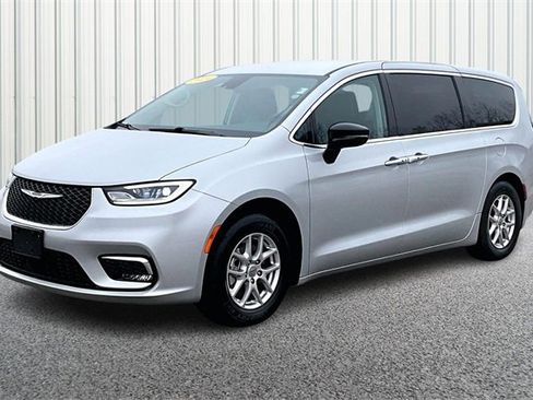 Used 2024 Chrysler Pacifica Touring-L image 2