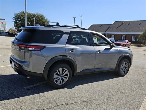 Used 2025 Nissan Pathfinder SV image 13
