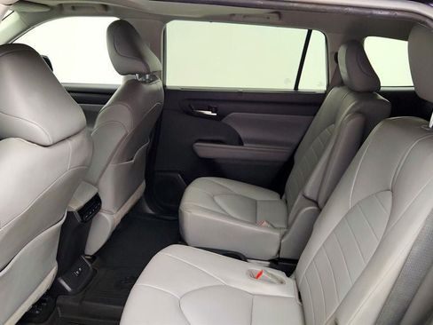 Used 2020 Toyota Highlander XLE FWD image 20