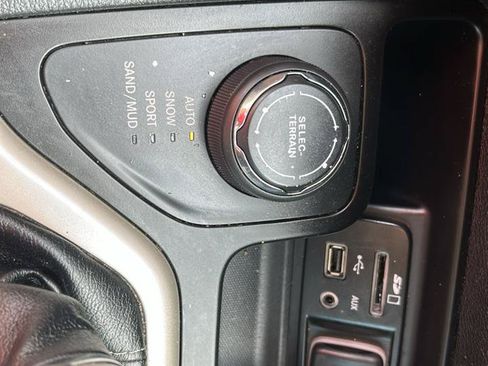 Used 2016 Jeep Cherokee Latitude w/ Comfort/Convenience Group AWD/4WD image 23