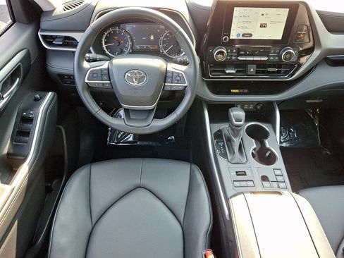 Certified 2025 Toyota Highlander XLE AWD/4WD image 12