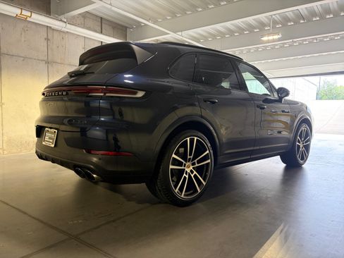 Certified 2025 Porsche Cayenne AWD/4WD image 10