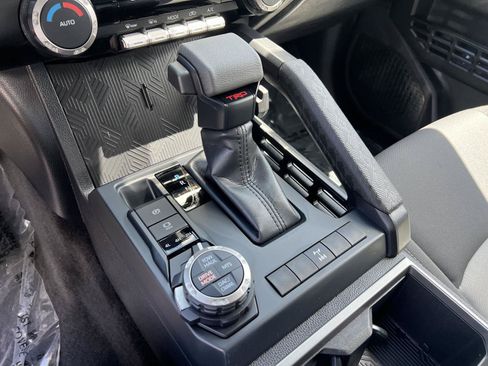 Used 2025 Toyota Tacoma TRD Off-Road AWD/4WD image 38