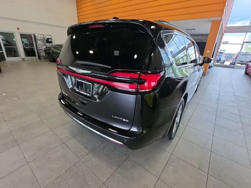 Used 2023 Chrysler Pacifica Limited FWD image 10