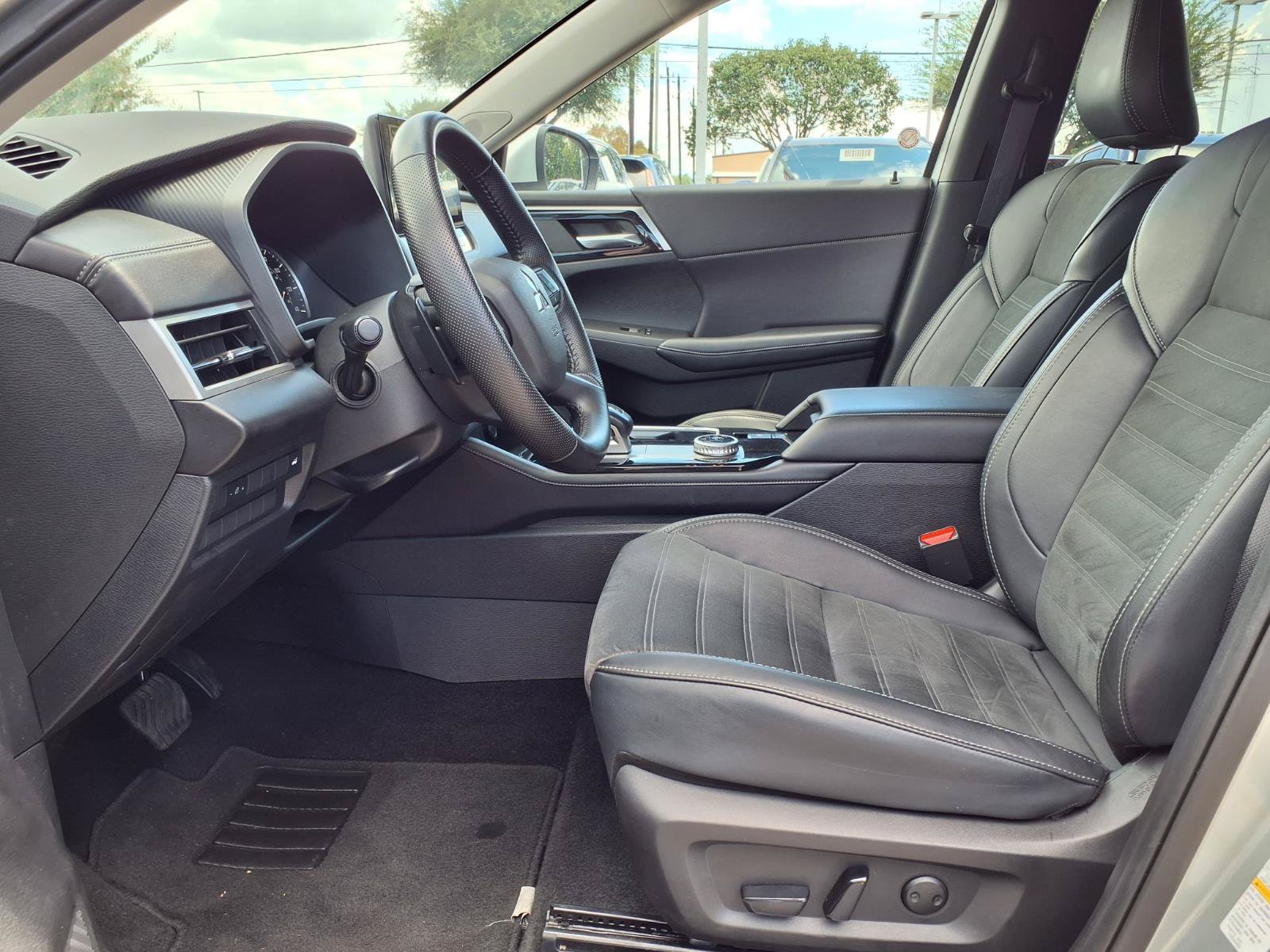 Used 2025 Mitsubishi Outlander SE FWD image 16