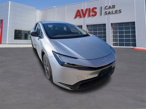 Used 2025 Toyota Prius LE image 3
