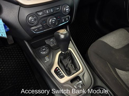 Used 2017 Jeep Cherokee Sport AWD/4WD image 18