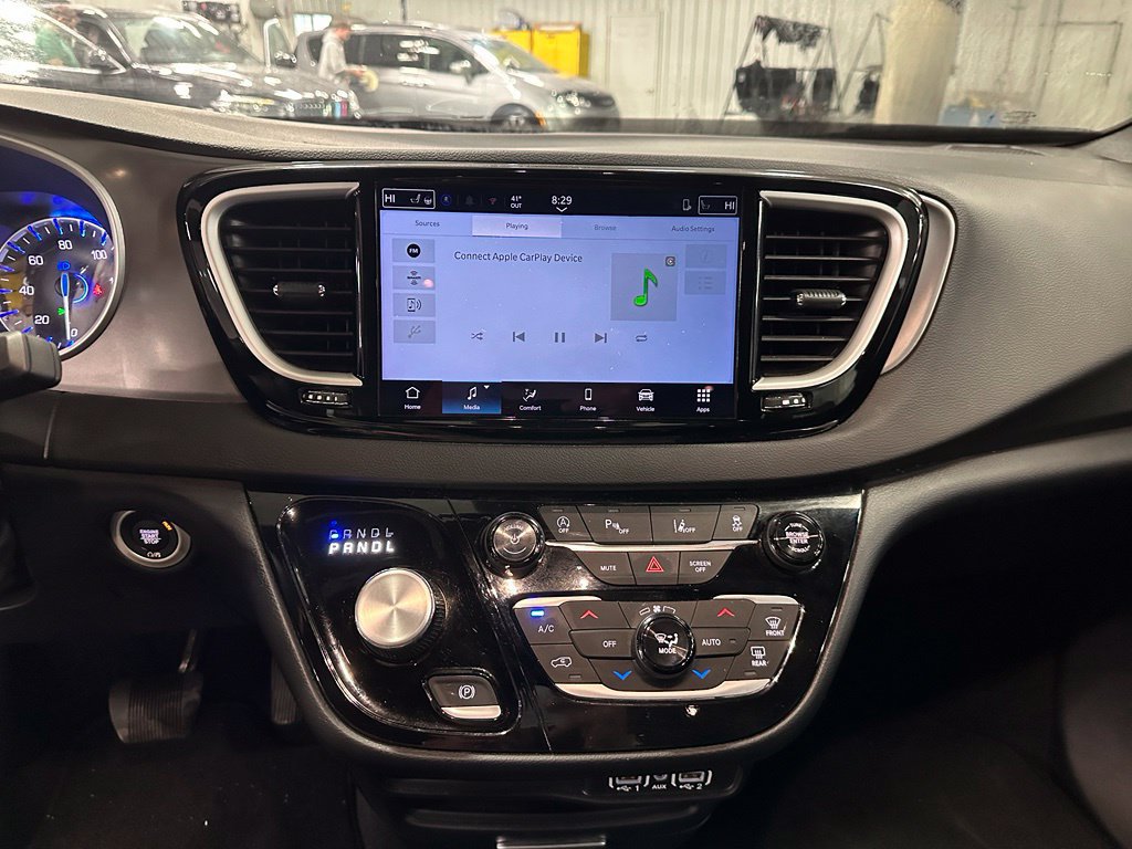Used 2025 Chrysler Pacifica Select FWD image 16