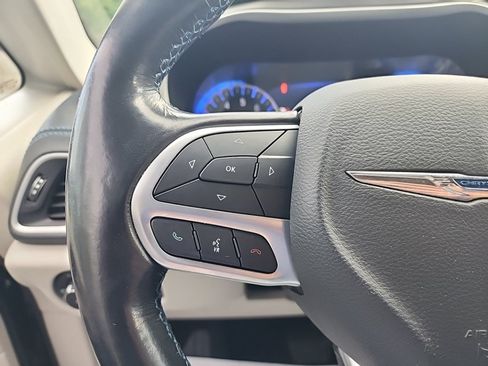 Used 2021 Chrysler Pacifica Touring-L FWD image 23