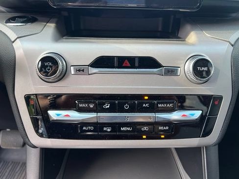 Used 2024 Ford Explorer XLT w/ Equipment Group 202A AWD/4WD image 29