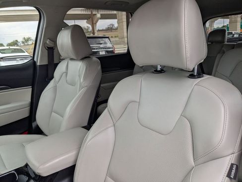 Used 2025 Kia Telluride S FWD image 16