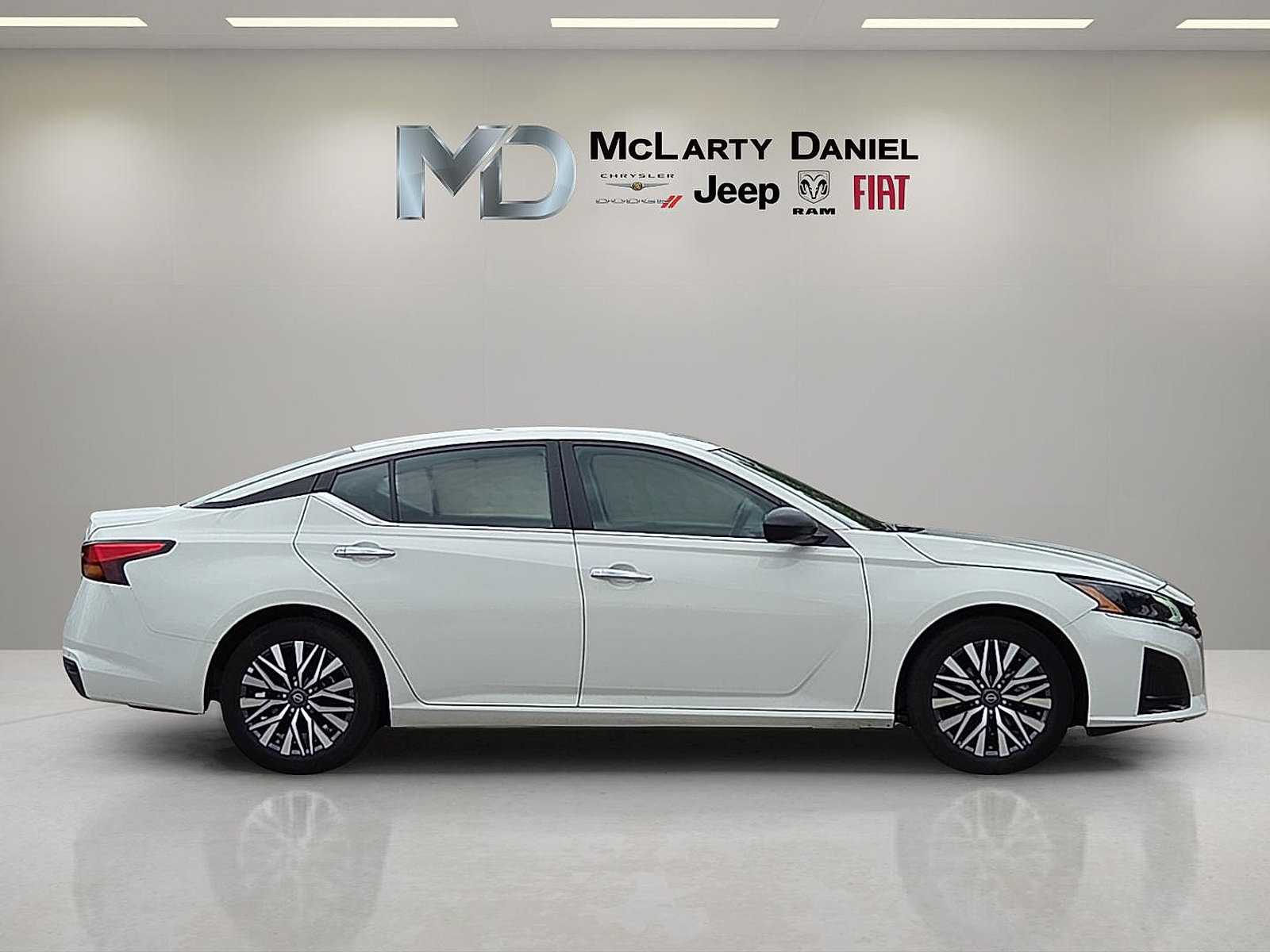 Used 2025 Nissan Altima 2.5 SV FWD image 6