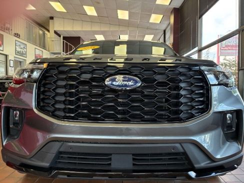 Used 2025 Ford Explorer ST-Line w/ ST-Line Street Pack AWD/4WD image 42