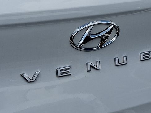 Used 2023 Hyundai Venue SEL w/ Cargo Package FWD image 5