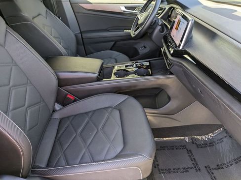 Used 2025 Volkswagen Atlas Cross Sport SE image 31