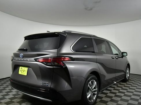 Used 2024 Toyota Sienna Limited image 11