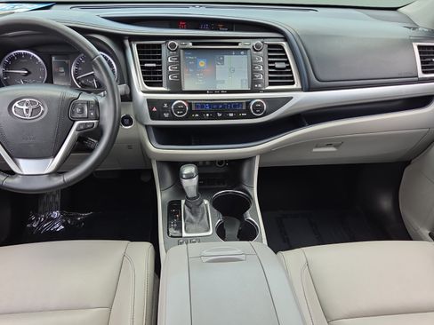 Used 2017 Toyota Highlander XLE FWD image 13