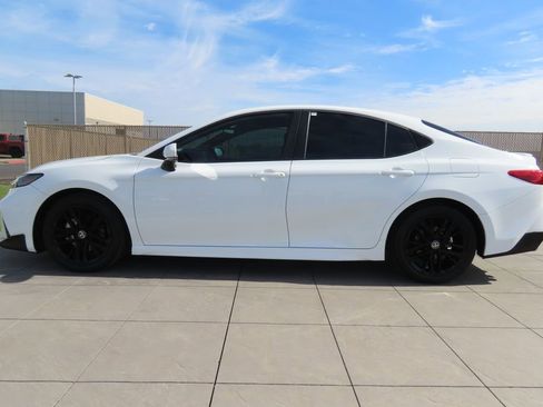 Used 2025 Toyota Camry SE image 8