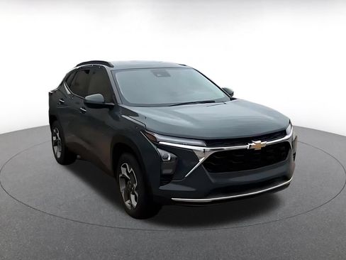 Used 2025 Chevrolet Trax LT w/ LT Convenience Package FWD image 3
