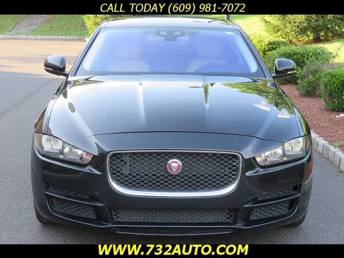 Used 2017 Jaguar XE image 5