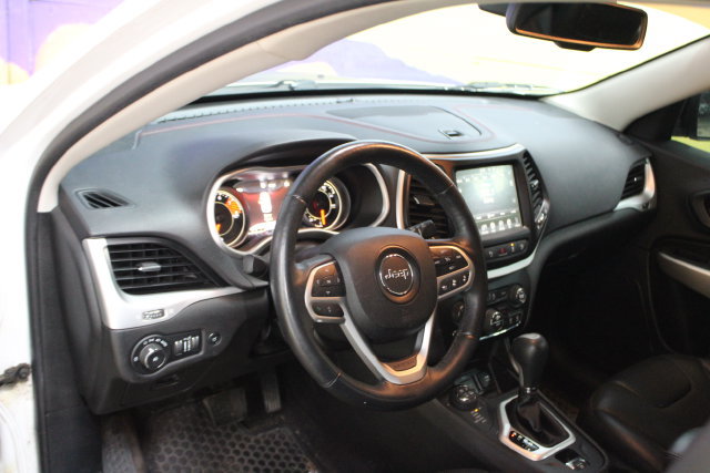 Used 2017 Jeep Cherokee Trailhawk AWD/4WD image 14