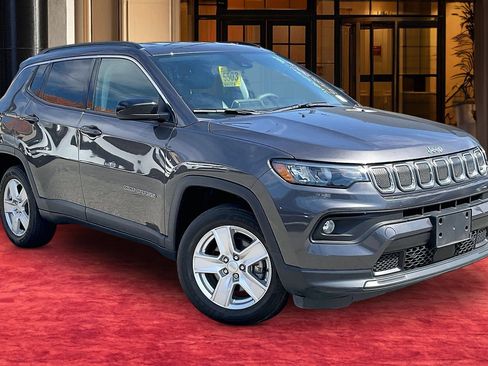 Used 2022 Jeep Compass Latitude AWD/4WD image 2