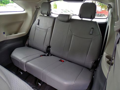 Used 2024 Toyota Sienna XLE FWD image 26