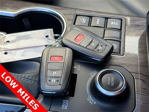 Used 2023 Toyota Highlander Limited image 32