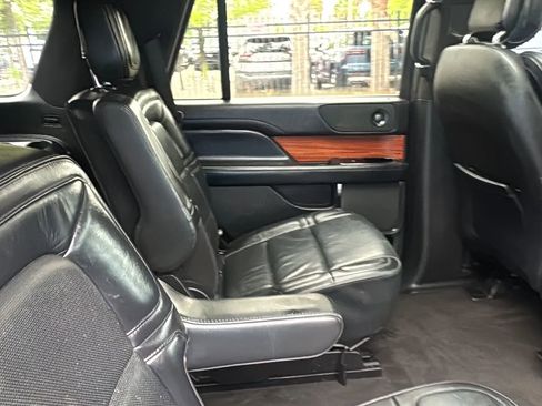 Used 2019 Lincoln Navigator Select RWD image 32