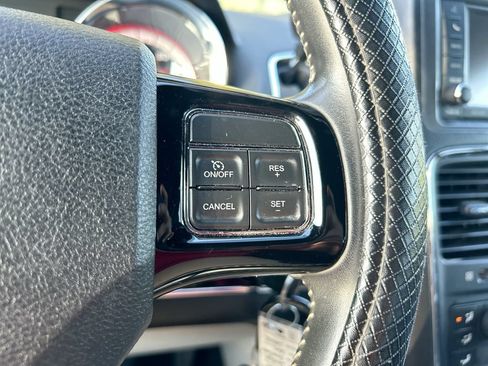 Used 2019 Dodge Grand Caravan SXT FWD image 16
