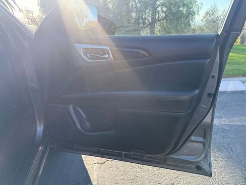 Used 2020 Nissan Pathfinder S image 9