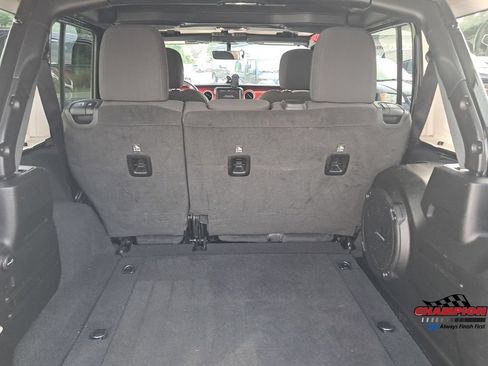 Used 2023 Jeep Wrangler Unlimited Rubicon w/ Cold Weather Group AWD/4WD image 16