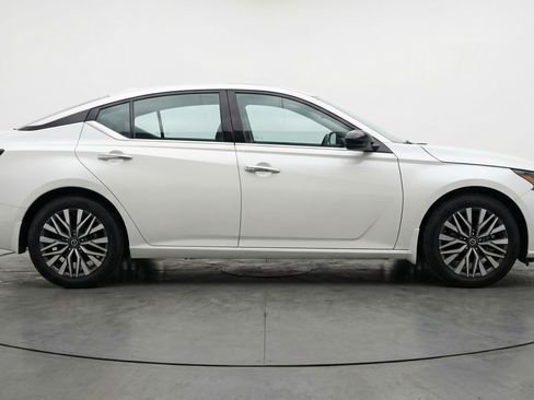 Used 2025 Nissan Altima 2.5 SV FWD image 11