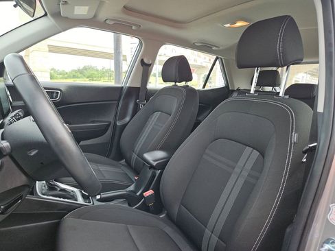 Used 2025 Hyundai Venue SEL FWD image 16
