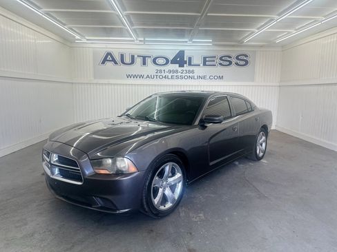 Used 2014 Dodge Charger SE image 1