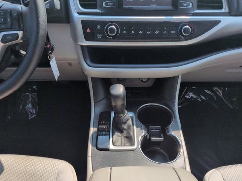 Used 2015 Toyota Highlander LE FWD image 14