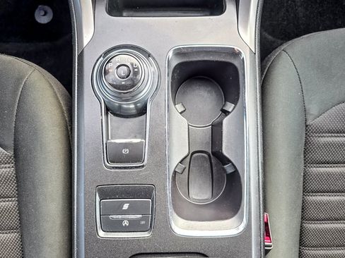 Used 2020 Ford Fusion SE image 3