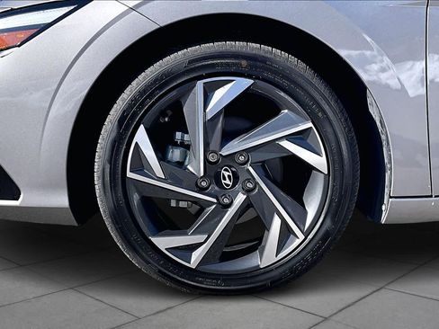 Used 2024 Hyundai Elantra Limited image 11