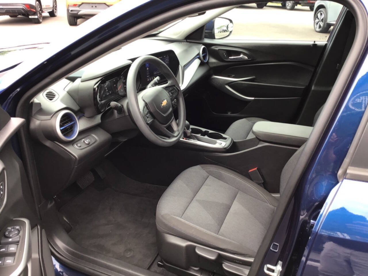 Used 2024 Chevrolet Trax LS w/ LS Convenience Package FWD image 7