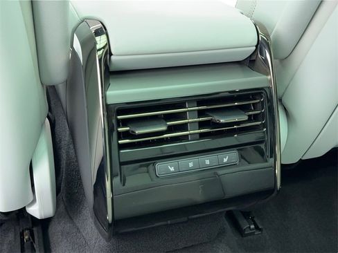 Used 2025 Land Rover Range Rover Sport image 38