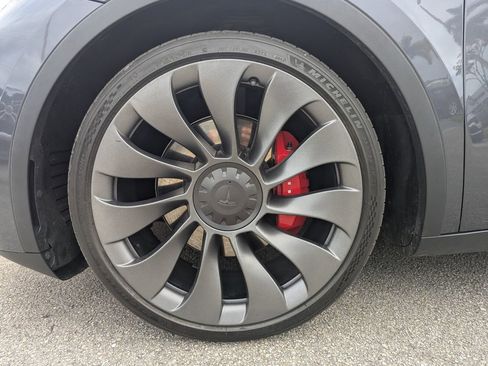 Used 2022 Tesla Model Y Performance image 16