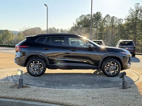 Used 2025 Chevrolet Trax LT image 8